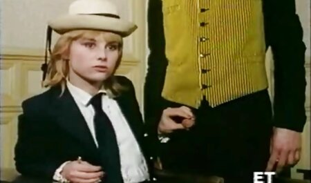 بلوند موی کوتاه آلیا حدید خورد و بیدمشک تصویرسکسی خارجی می دهد