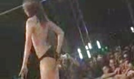 خانم در حالی که روی تخت دراز کشیده عکس خارجی س بود شوهر را با زبان گلو خوشحال کرد