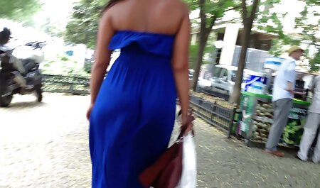 مادرم با کت فیلم سوپرخارجی دانلود و شلوار صورتی رنگ سینه بزرگ نشان داده و کلاه را لمس می کند