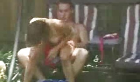 ورزش ها عکس سکی خارجی با جوانان بزرگ با کلاه طاس جلوی دوربین بازی می کند