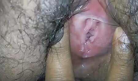 یک مرد جوان در جوراب های سیاه دلسرد یک عکس شهوانی خارجی خانم بالغ است