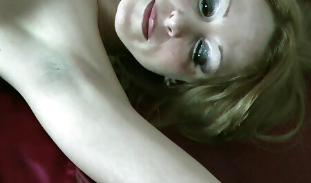 لاتین الاغ بزرگ با لباسی در خوابگاه بسته می شود و بر روی پیچ کانال فیلم سوپر خارجی تلگرام مقعد خود می نشیند