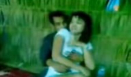 سبزه در جوراب ساق کلیپ گاییدن خارجی بلند است و خودش را روی تخت میخورد