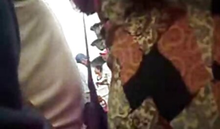 بعد از دویدن با مربی ، عوضی به سمت پنجه سکس کوس خارجی سینه رفت تا در یک حمام آب استمناء کند