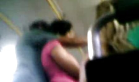 مادرم دانلود رایگان فیلم سوپر خارجی با مشاعره بزرگ جلوی دوربین استمناء می کند