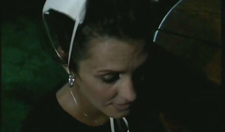 گروهی از لزبین ها با لباس عکس های سکسی جدید خارجی نظامی پیشانی یکدست یکدیگر را به هم می کشند