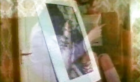 یک دختر آسیایی لباس زیر صورتی خود را برداشت و به بازیکنان اجازه داد دانلود فیلم و کلیپ سکسی خارجی تا بچه ها و گربه های بزرگ او را لمس کنند