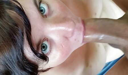 Milf در جوراب ساق بلند خودش را روی زمین تصاویر سکسی خارجی با یک dildo بزرگ سیاه