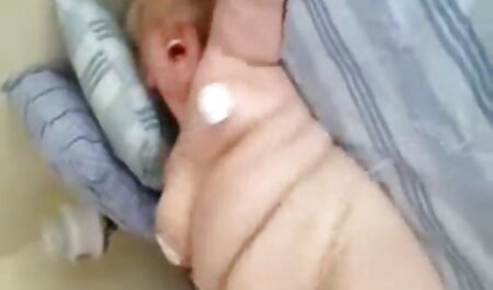 ورزش بلوز در جوراب شلواری fucks دستگاه فیلم وعکس سکسی خارجی های جنسی فالوس را روی مبل قرار می دهد