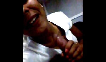 سبزه جوراب شلواری عکس سک خارجی را جدا می کند و روی آلت تناسلی مصنوعی می نشیند.