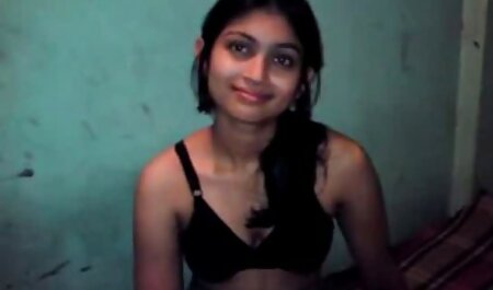 سبزه پاهای مودار خود فیلم کوتاه خارجی سکسی را نشان می دهد ، زیر بغل.