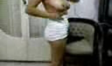 بلوند زیبا به عکس سوراخ کون خارجی دوست پسرش سینه می زند