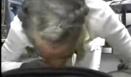 داغ انگلیسی ناتاشا مارلی در جوراب های سفید گربه ها جلوی عکس سکیس خارجی آینه خودارضایی می کند