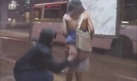 دختری کوچک با لباس ابریشمی مردی را روی عکس های پورن خارجی زمین می خورد