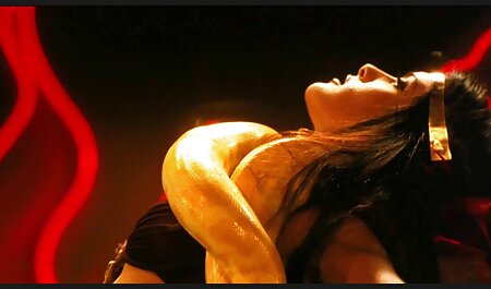 سبزه چشم تنگ با مشاعره سرسبز شسته شده در حمام و با دیک مردانه معاشقه می فیلم کوتاه خارجی سکسی کند