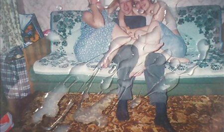 جوجه با الاغ بزرگ جلوی یک وب کم سایت عکس سوپرخارجی روی زمین استمناء می کند