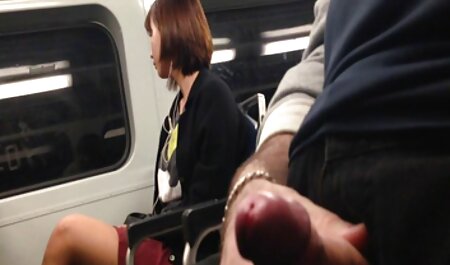 یک زن نازک در یک کلاه جذاب یک دیلدو سبز را درون گربه خود وارد فیلم سک۳۰ خارجی می کند و به مهمانی می رود