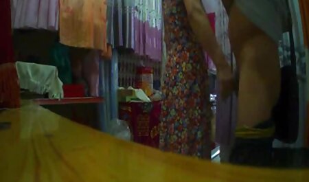 شوهر پای همسرش را لمس می کند و فیلم خارجی 2018 سکسی آنها را از ابتلا به سرطان در کاناپه تأثیر می گذارد