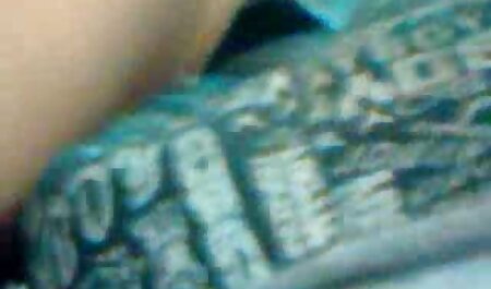 مادرم با مشاغل بزرگ طبیعی لیس می زند و نوک سینه هایش را گاز سکس کوس خارجی می زند