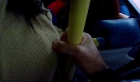 سبزه عکسهایسکس خارجی در حالی که زانو می کشد از blowjob عالی برخوردار است