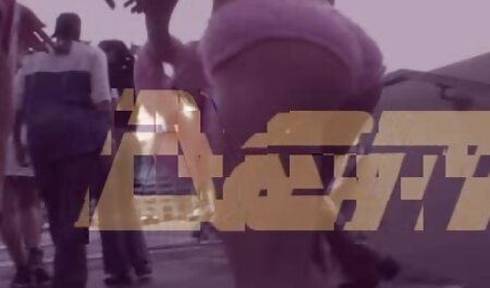 آسیایی بالغ در عکس سکی خارجی یاس بنفش ، یک مرد را در هر دو سوراخ قرار می دهد