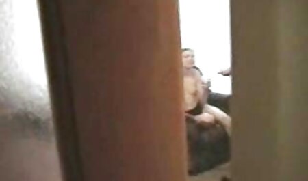 یک زن چربی در کفش پاشنه بلند که روی یک کلاه سیاه دلفی کلیپ سک۳۰ خارجی نشسته است