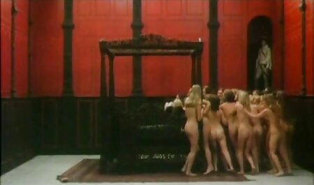 یک بلوند از تگزاس با یک مرد فیلم سک ۳۰ خارجی بیرحمانه در رابطه جنسی مقعد در کف چوبی در حال ضرب و شتم است