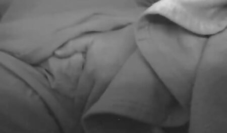 میلف یوکی آیدا با مشاعره بزرگ مشتری سالمی را در سالن نمایش فیلم سکسی خارجی ماساژ مکید