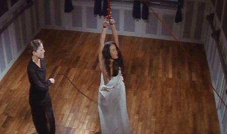 Busty Chick عکسهایسکس خارجی in لباس و نوارهای جوراب شلواری در مقابل وب کم