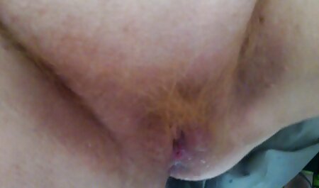 یک بلوند زیبا فیلم خارجی سکسی 2018 با لباس سفید بدن لاغر خود را نشان می دهد