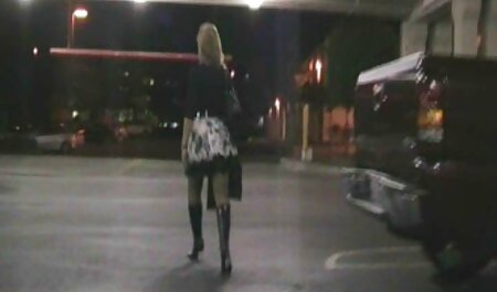 لزبین جوان لیس دوست خود عکس سوراخ کون خارجی را روی یک مبل قرمز رنگ لیس می زند