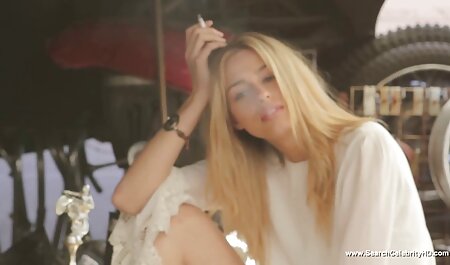 دختری با لب های کامل فیلم سکسی خارجی در اینستاگرام و دندان های سفید دهان خود را در مقابل وب کم باز می کند