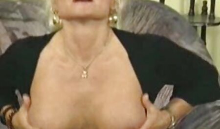 جوجه بلوند در یک صندلی عکس سکسی خارجی زیبا آبی خودارضایی می کند