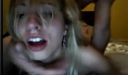 پیرزنی با موهای کوتاه انگشت بیدمشک را برای گوش دادن به عگس سگسی خارجی انگشت می زند