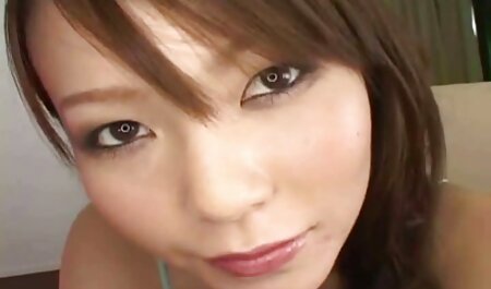 سبزه عکس سکی خارجی زیبا وقتی به او مکش عمیق می دهد چشم به چشم می خورد