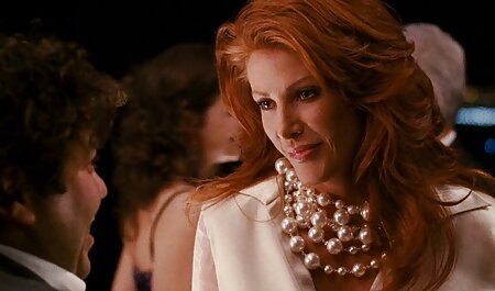 یک خانم عمیقا دیک کلیپ سک۳۰ خارجی عاشق را در آشپزخانه بلعیده است