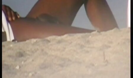 بلوند در یک پیراهن آبی ، فیلم سیکس خاریجی خروس سیاه را با آبجو در آستانانه و روی مبل سفید مکیده است