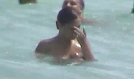 بلوند لاغر خروس پسر را در گلوی خود می گیرد و به تخت فیلم سوپرخارجی دانلود می دهد