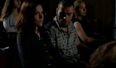 مدل نازک استریپتاز در مورد انتخاب یکی را نشان می دهد فیلم سوپر خارجی دانلود