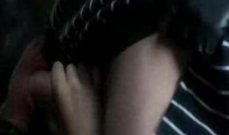 عروسک جوان در طول جلسه توسط ماساژور پوشیده از شلوار سفید ماساژ می یابد فیلم سکسی خارجی در اینستاگرام