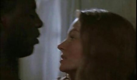 یک مرد روسی سه عکس و فیلم سوپر خارجی دختر 18 ساله را بالای سر خود قرار داد و آنها را با یک آینه بزرگ در مچاله ها قرار داد