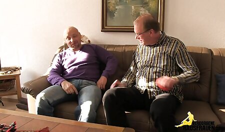 دختر شیطان با پوبی مودار و زیر بغل که عکس سسکی خارجی بدن خود را با کرم تأمین می کند