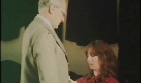 دختری فیلم وعکس سکسی خارجی که با رختخواب روی تخت دراز کشیده و با زیر پوستی در زیر شلوار خود چشمک می زند