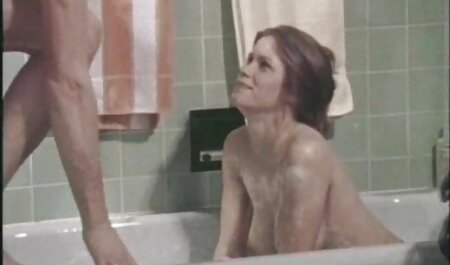 زیبایی با یک ویبراتور خودارضایی می کند و تسلیم یک ماشین جنسی می عکس دختر خارجی سکسی شود