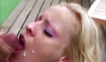 مادر قرمز من با موهای قرمز یک خروس چربی را عکس های پورن خارجی در ماشین می مکید