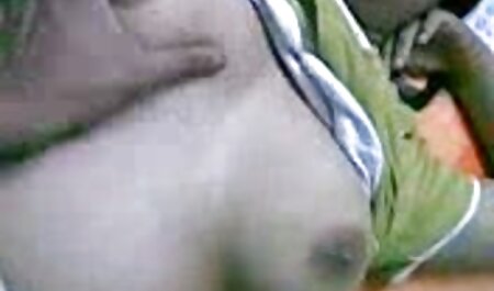 ورزش با سینه های کوچک که توسط یک فیلم س ک 30 خارجی مرد بازیگران لعنتی است