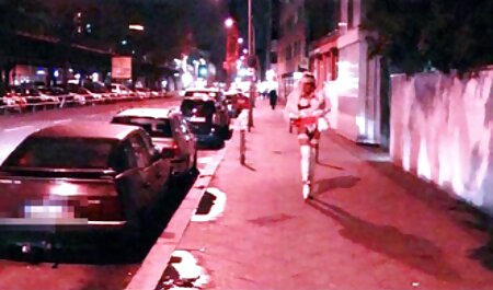 میلف با دو سینه بزرگ که در حال مراقبت از خودش است روی عکس سکسی کوس خارجی مبل مقابل یک وب کم