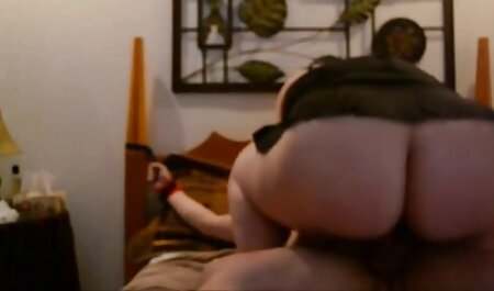 سبزه در بدن خود نوار جنسی می کند و بدن سکسی را روی مبل فیلم سوپر خارجی دانلود نشان می دهد