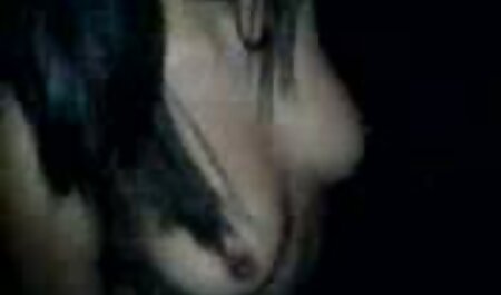 یک زن سیاه سیاه فیلم سوپرخارجی دانلود شده که با لبهای بزرگ در کنار پیانو می بالد