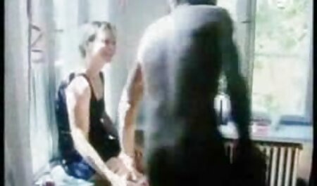 گروهی از دامنهای سکس کوس خارجی انتزاعی جلوی دو مرد